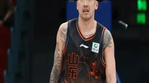 杰曼灵活突破防守，精准后撤步三分投篮得分